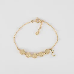 Bracelet chaîne pastilles estampillées "Amour" plaqué or et breloque lettre initiale 5 mm