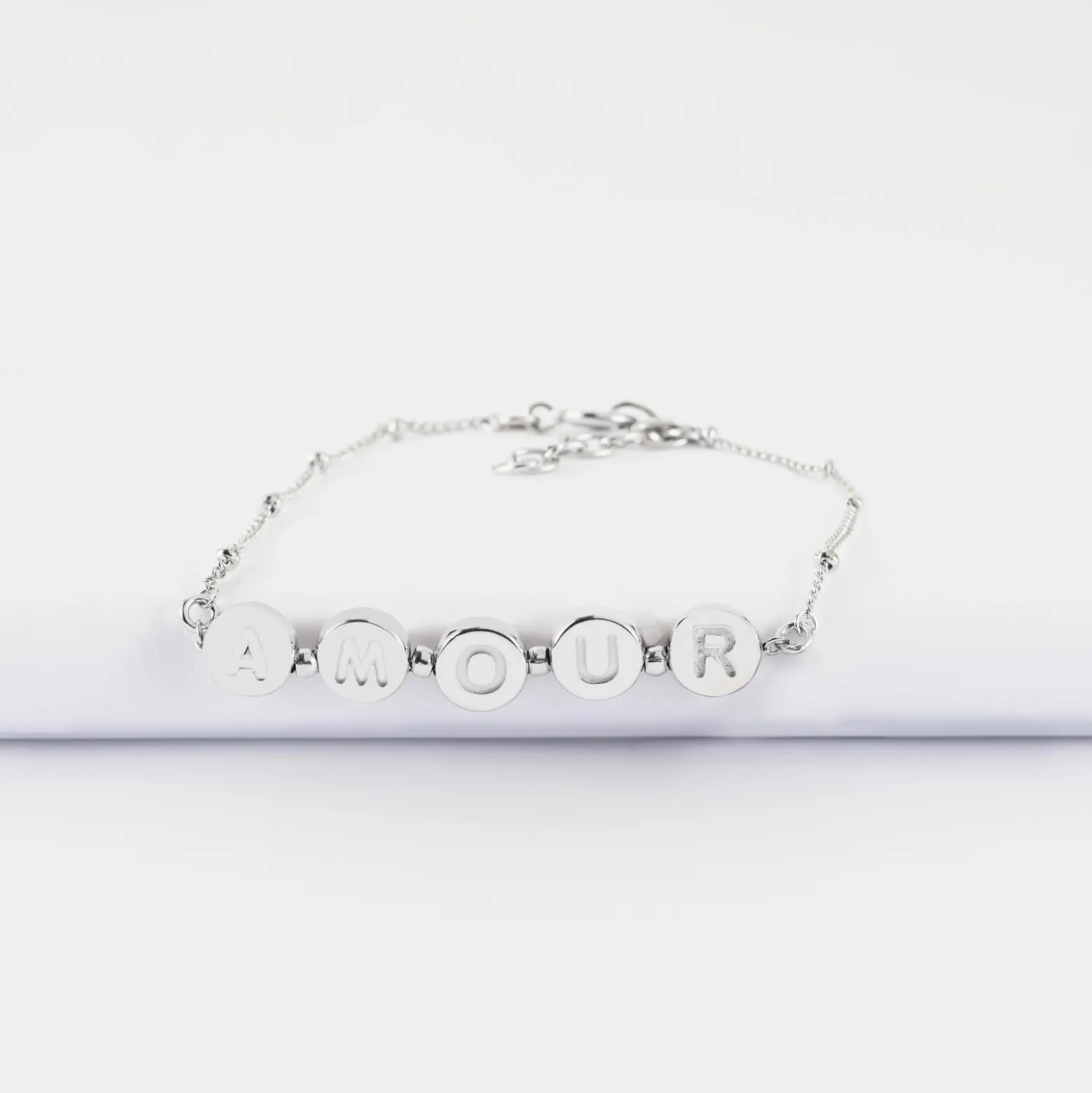 Bracelet chaîne pastilles estampillées "Amour" argent