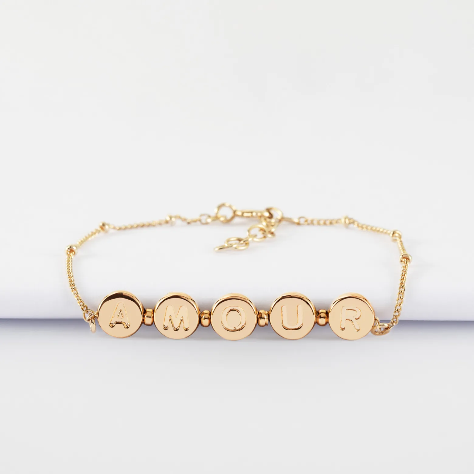 Bracelet chaîne pastilles estampillées "Amour" plaqué or