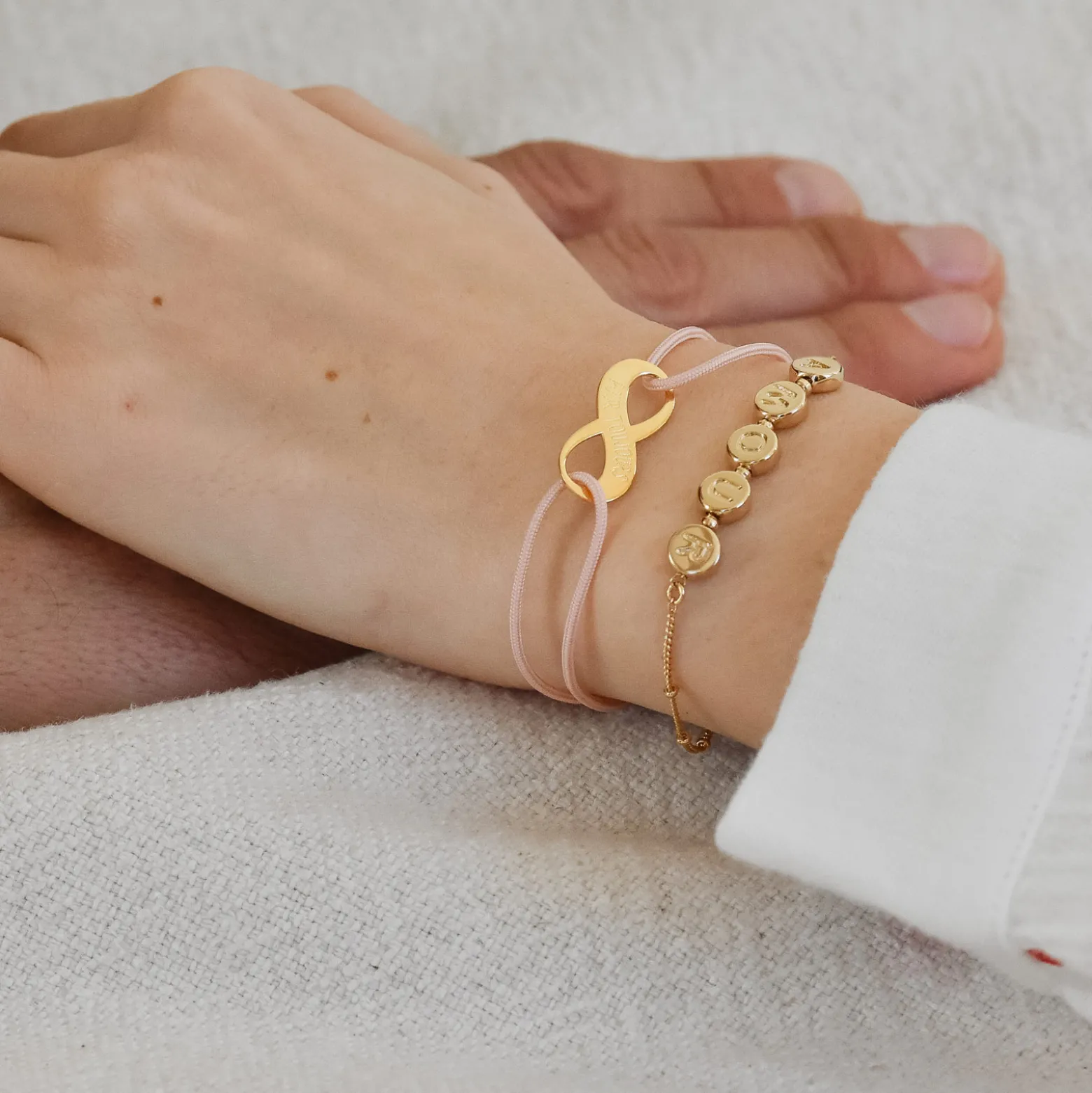 Bracelet chaîne pastilles estampillées "Amour" plaqué or