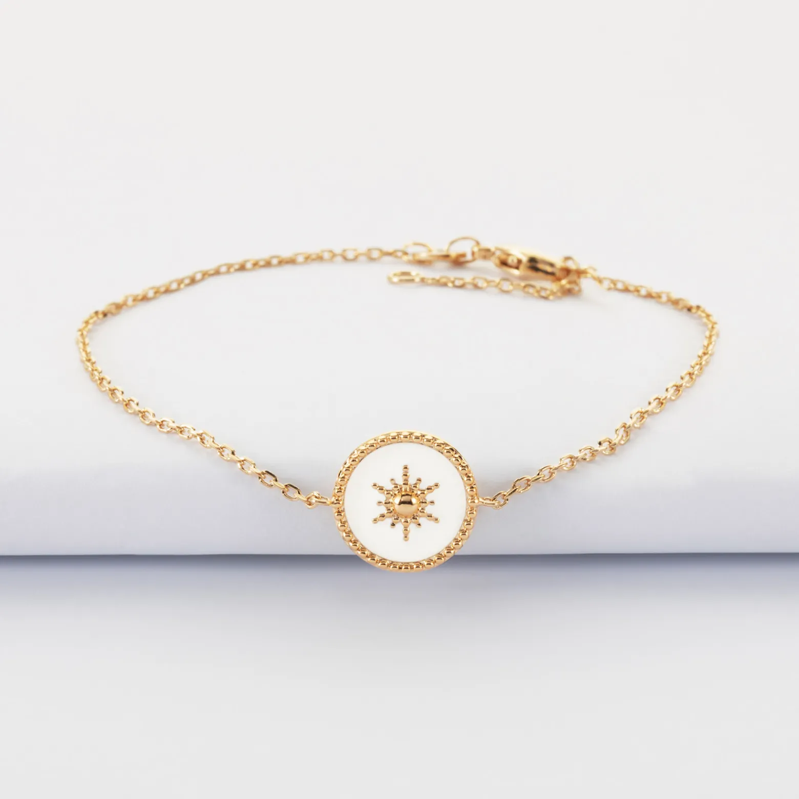Bracelet chaîne personnalisé médaille gravée plaqué or initiale email blanc soleil 12 mm