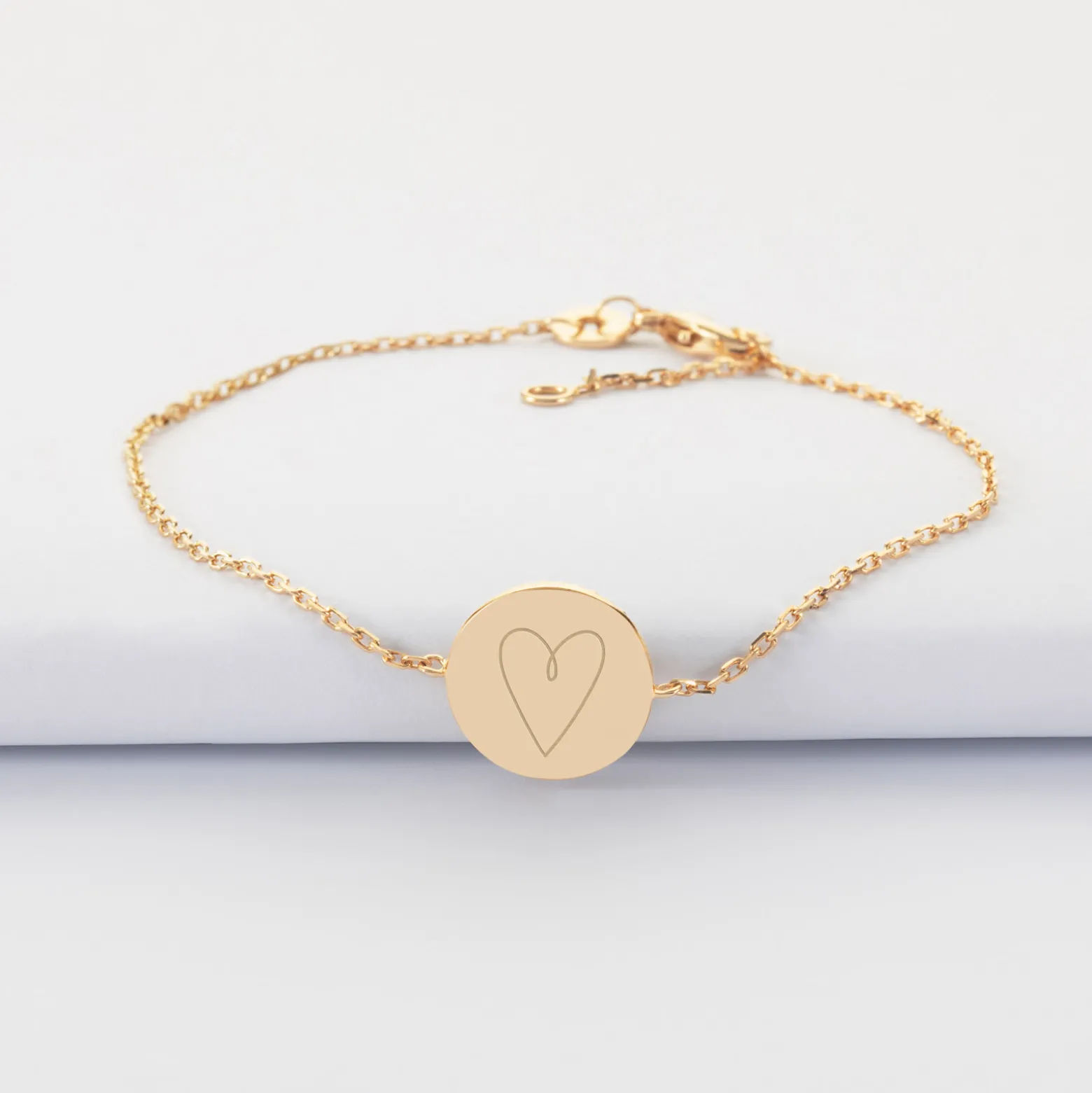 Bracelet chaîne personnalisé médaille gravée plaqué or initiale email blanc soleil 12 mm