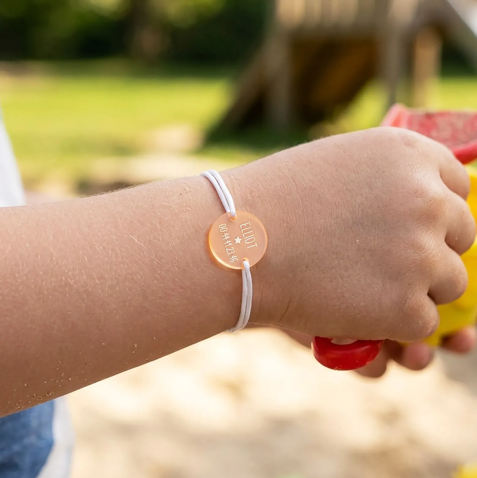 Bracelet d'identification enfant médaille gravée acrylique fluo orange 2 trous 17 mm
