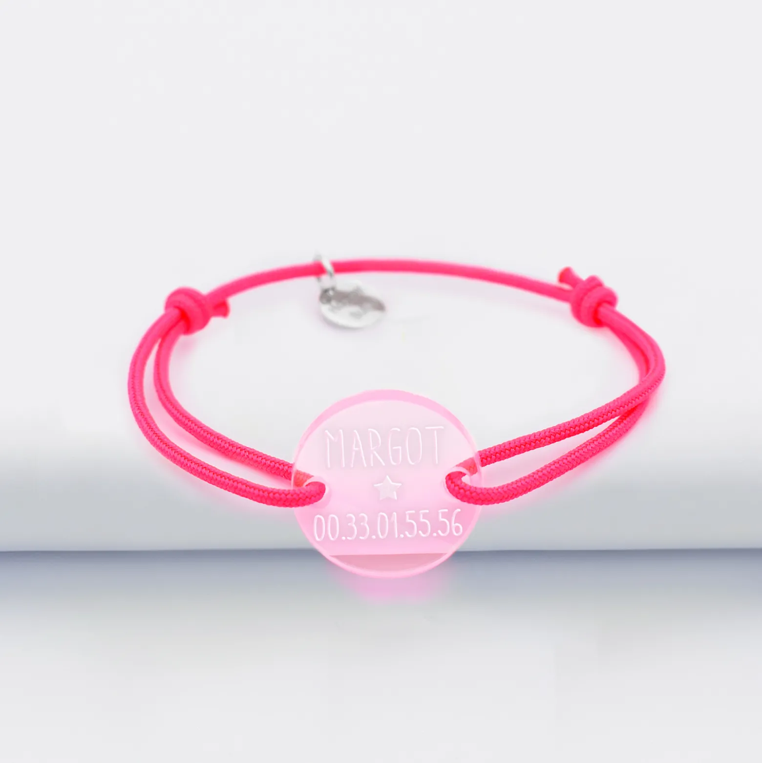 Bracelet d'identification enfant médaille gravée acrylique fluo rose 2 trous 17 mm