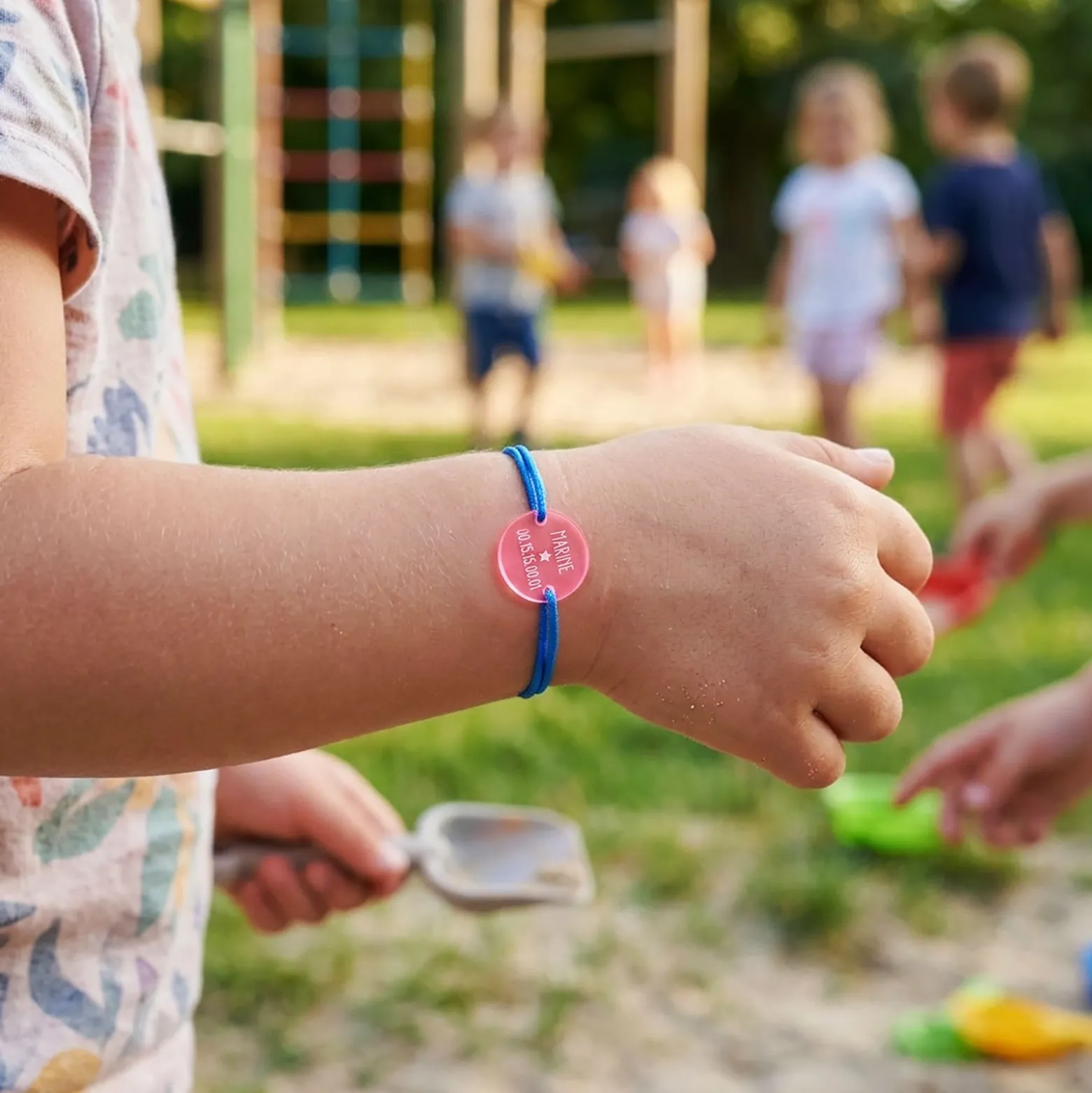 Bracelet d'identification enfant médaille gravée acrylique fluo rose 2 trous 17 mm