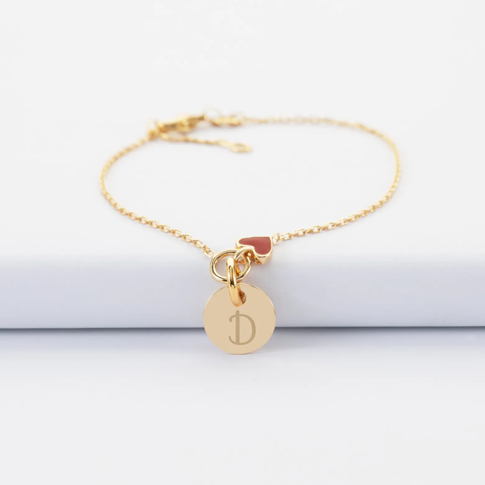 Bracelet enfant chaîne coeur émail rouge personnalisé médaille gravée plaqué or 10 mm