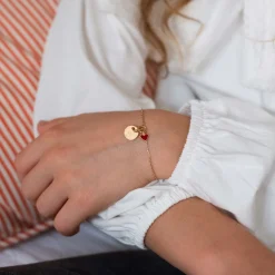 Bracelet enfant chaîne coeur émail rouge personnalisé médaille gravée plaqué or 10 mm