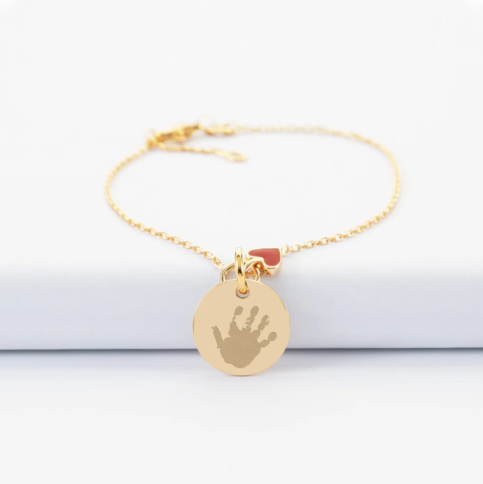 Bracelet enfant chaîne coeur émail rouge personnalisé médaille gravée plaqué or 15 mm