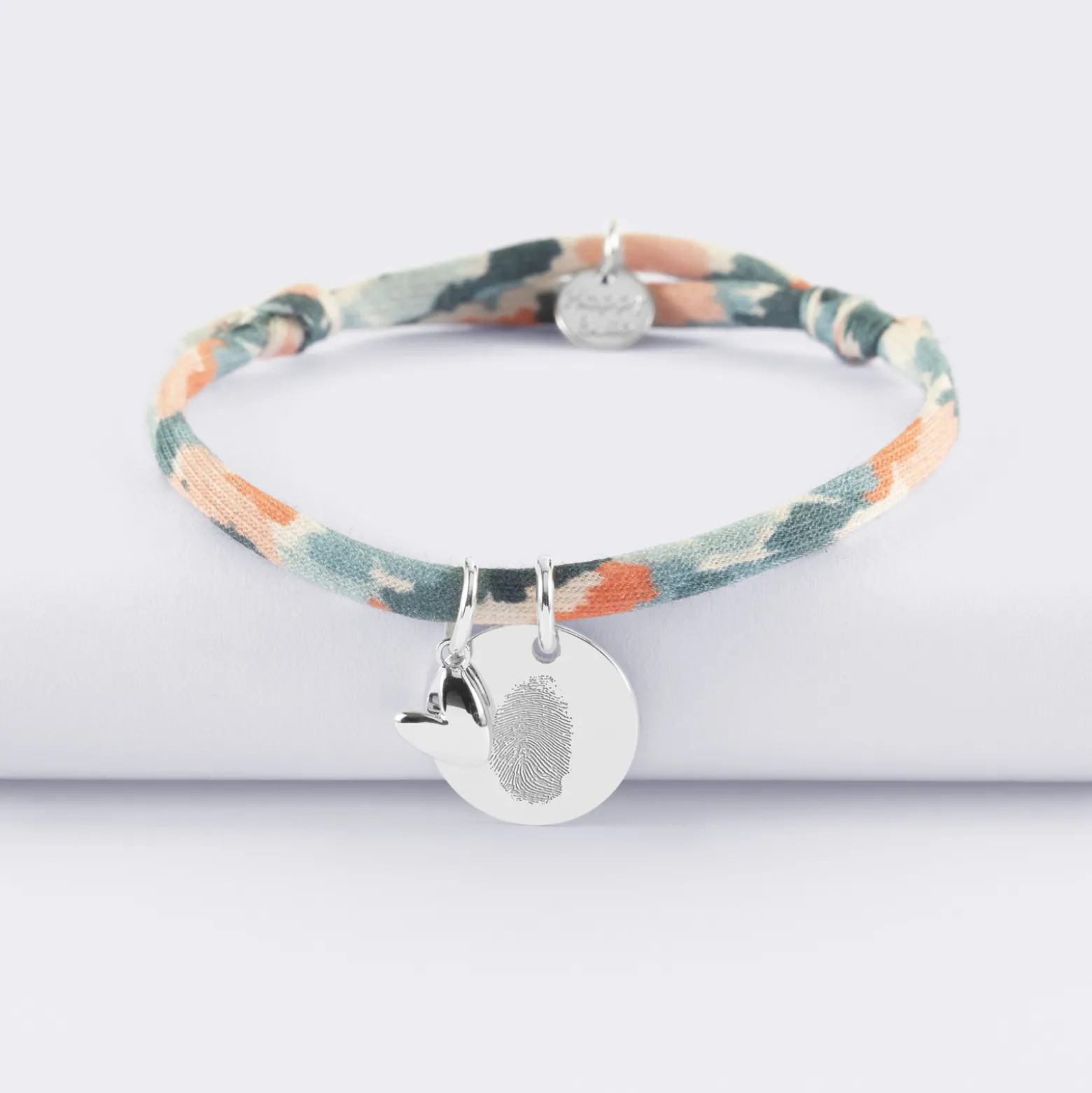Bracelet enfant Liberty personnalisé médaille gravée argent 15 mm et breloque petit coeur bombé 7 mm - HappyBulle x Atelier Wagram