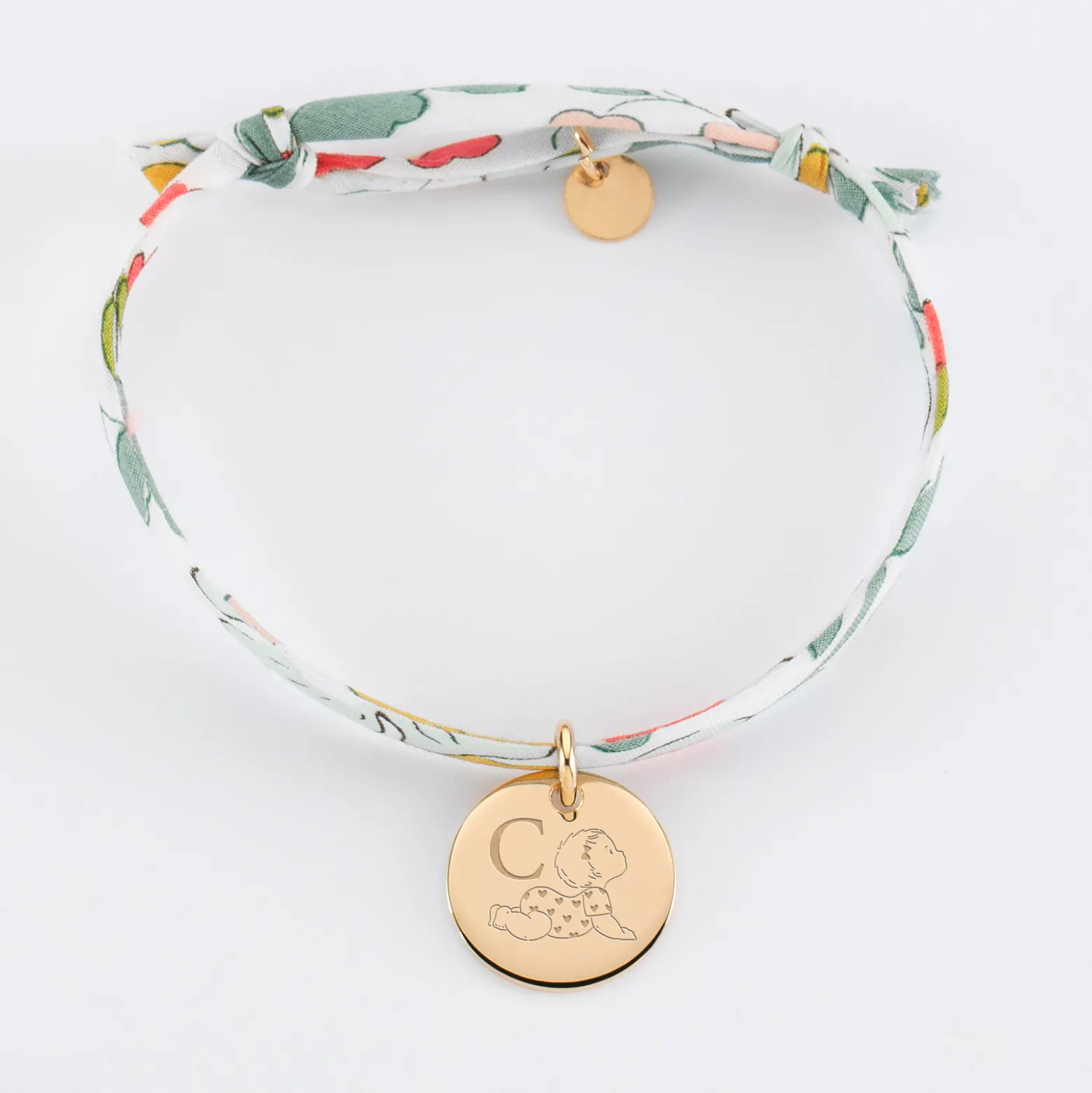 Bracelet enfant Liberty personnalisé initiale médaille gravée plaqué or 15 mm - HappyBulle x Marie Savart