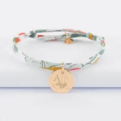 Bracelet enfant Liberty personnalisé initiale médaille gravée plaqué or 15 mm - HappyBulle x Marie Savart