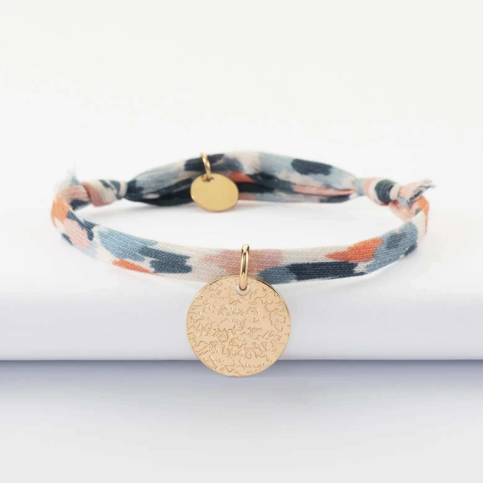 Bracelet enfant Liberty personnalisé médaille martelée gravée plaqué or 15 mm