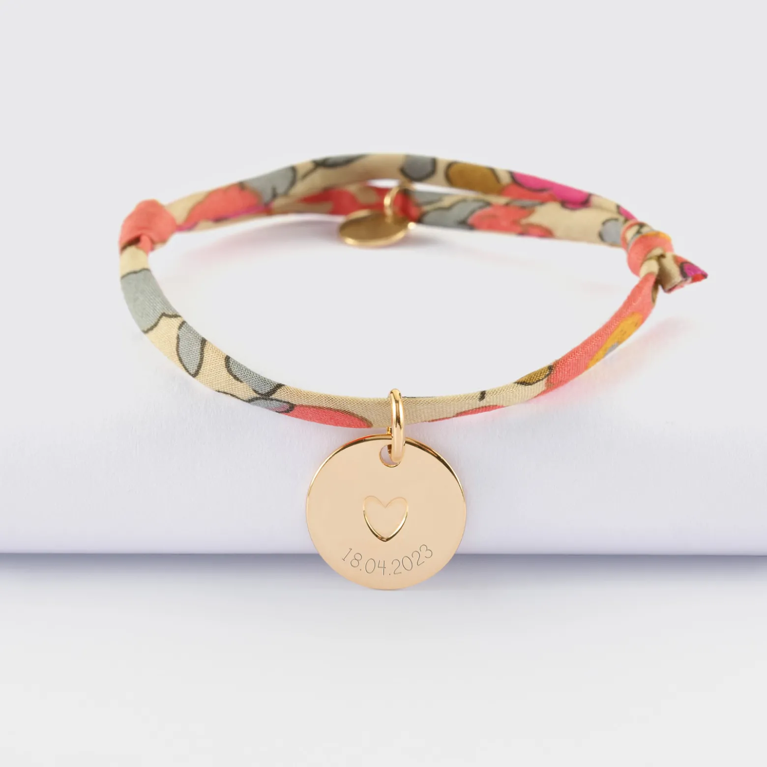 Bracelet enfant Liberty personnalisé médaille gravée plaqué or coeur estampillé 15 mm - HappyBulle x Atelier Wagram