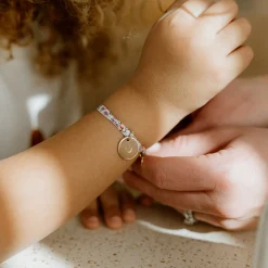 Bracelet enfant Liberty personnalisé médaille gravée plaqué or coeur estampillé 15 mm - HappyBulle x Atelier Wagram