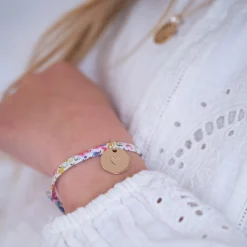 Bracelet enfant Liberty personnalisé médaille gravée plaqué or coeur estampillé 15 mm - HappyBulle x Atelier Wagram