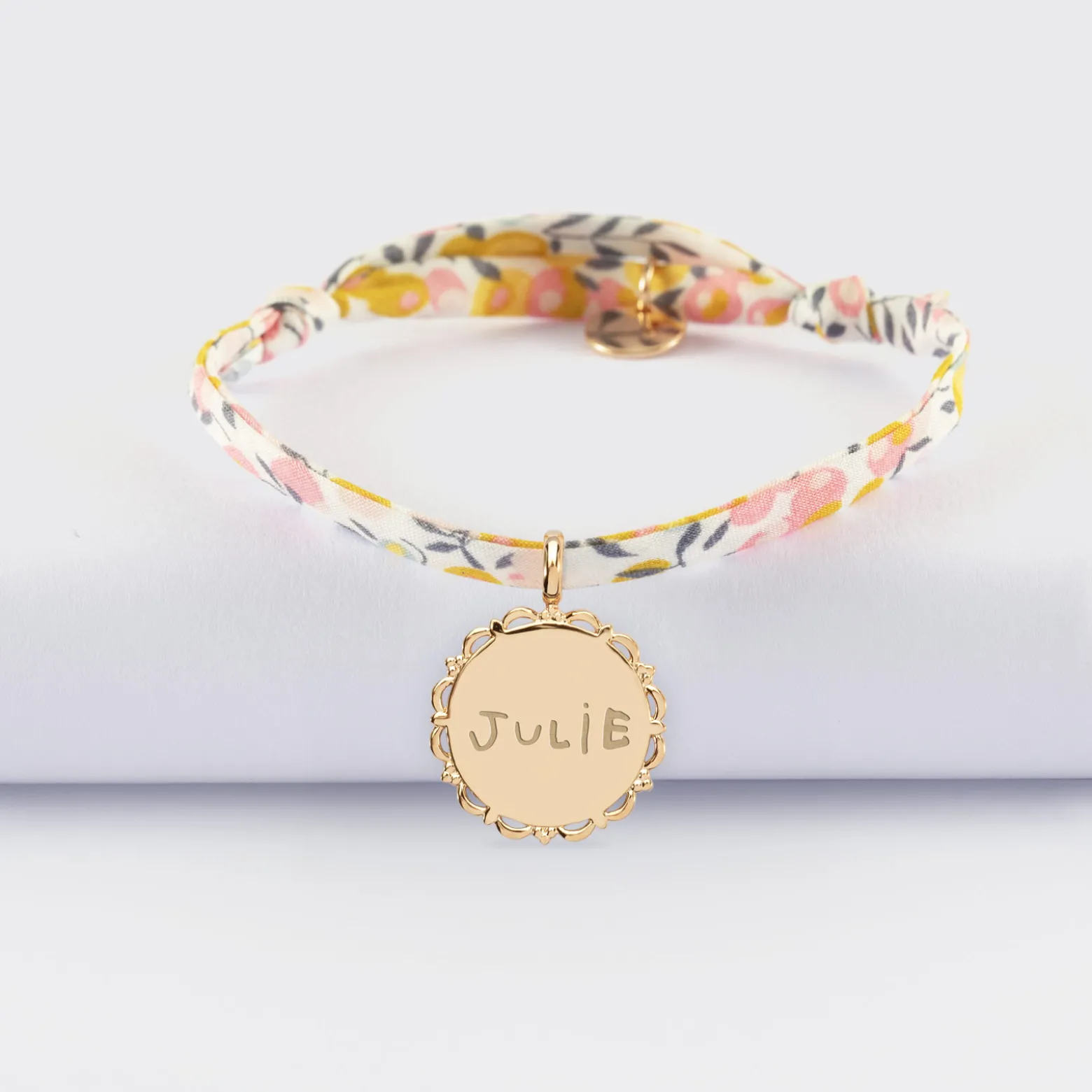 Bracelet enfant Liberty personnalisé médaille vintage dentelée gravée plaqué or 17 mm