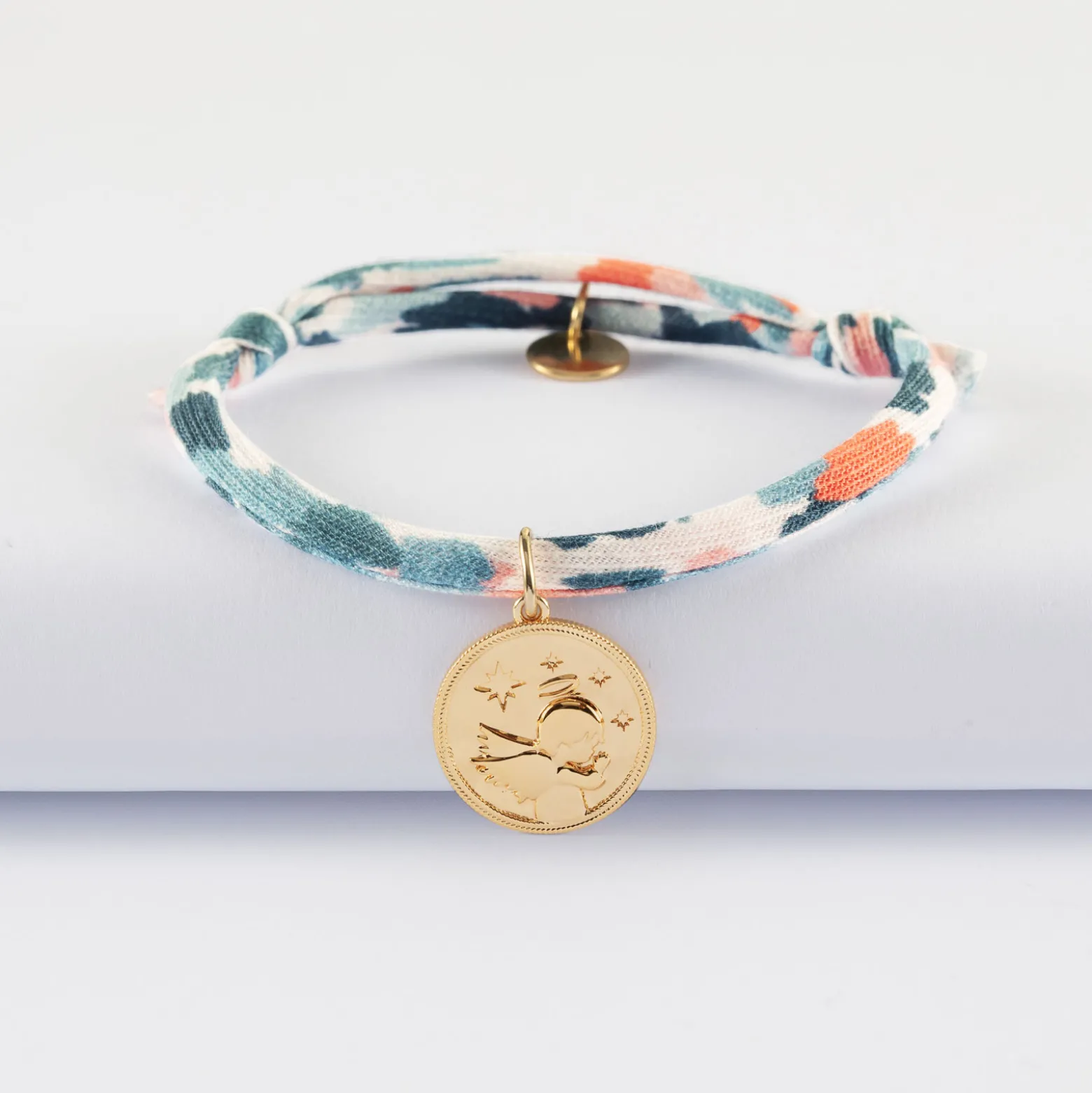 Bracelet enfant Liberty personnalisé médaille gravée plaqué or ange texturée 14 mm