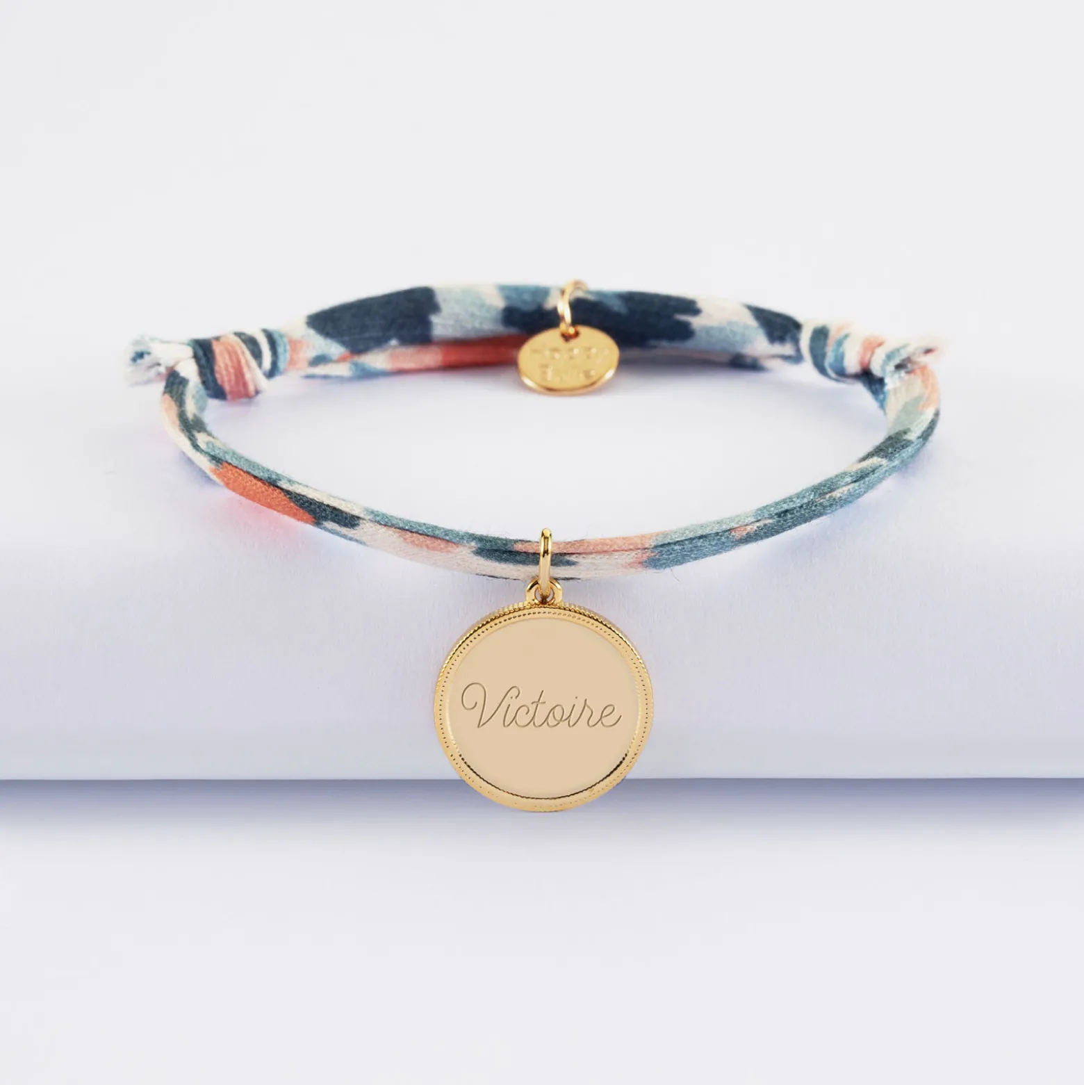 Bracelet enfant Liberty personnalisé médaille gravée plaqué or ange texturée 14 mm