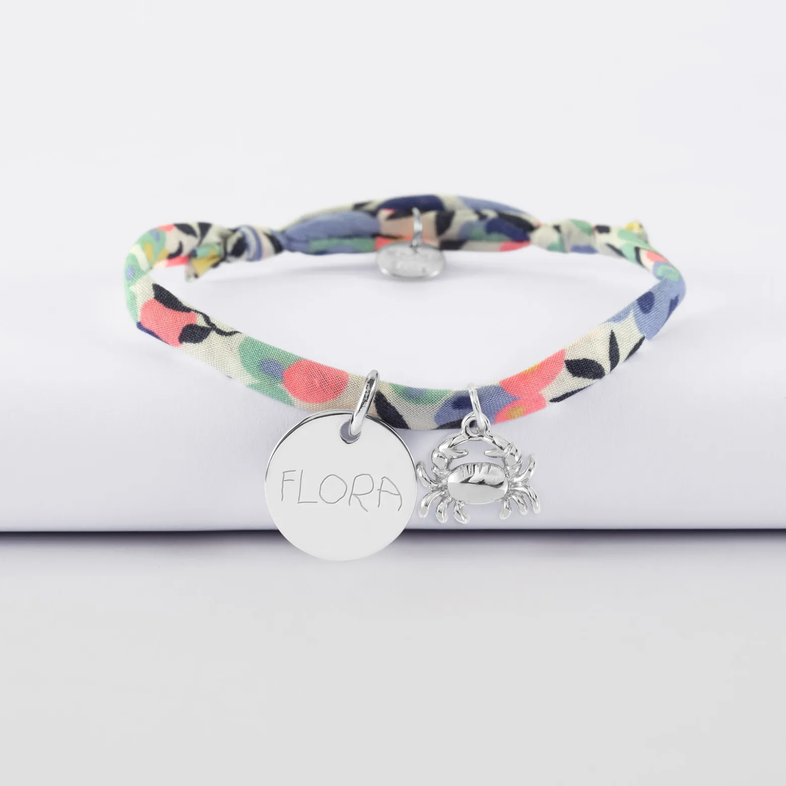 Bracelet enfant Liberty personnalisé médaille gravée argent 15 mm et breloque(s) summer - à composer