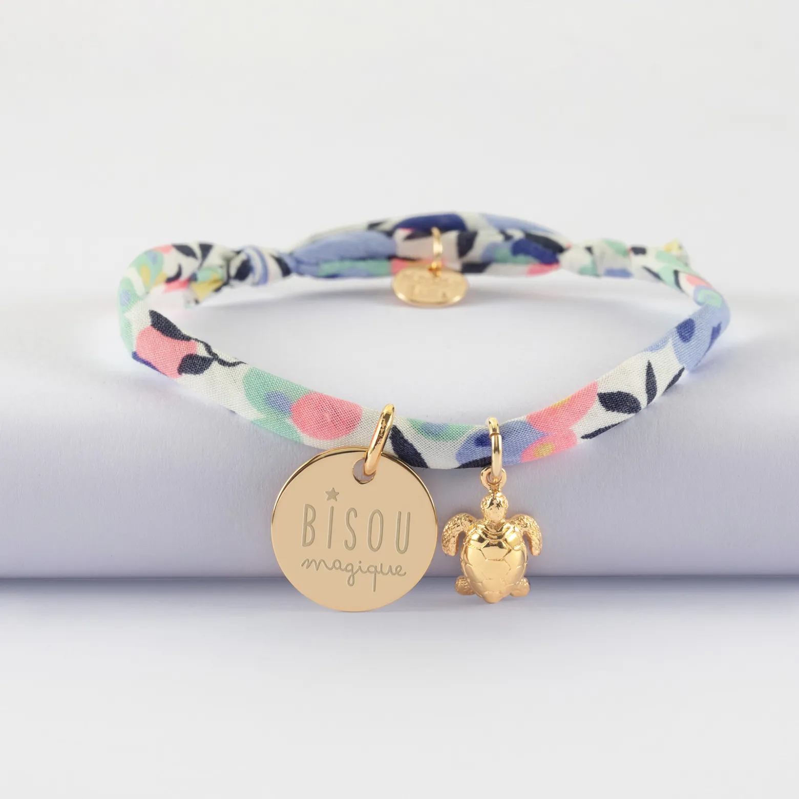 Bracelet enfant Liberty personnalisé médaille gravée plaqué or 15 mm et breloque tortue 10 mm