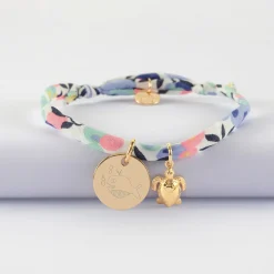 Bracelet enfant Liberty personnalisé médaille gravée plaqué or 15 mm et breloque tortue 10 mm