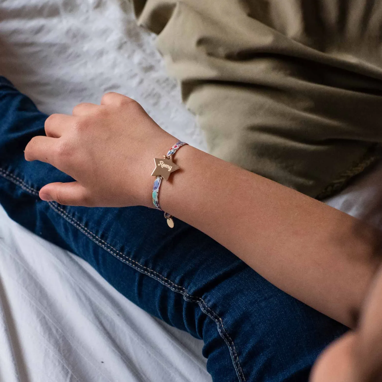 Bracelet enfant Liberty personnalisé prénom médaille gravée plaqué or étoile 20x20 mm