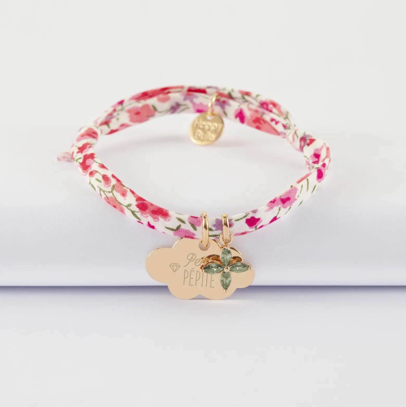 Bracelet enfant Liberty personnalisé médaille gravée plaqué or nuage 20x14 mm et breloque fleur pétales zircons 10 mm