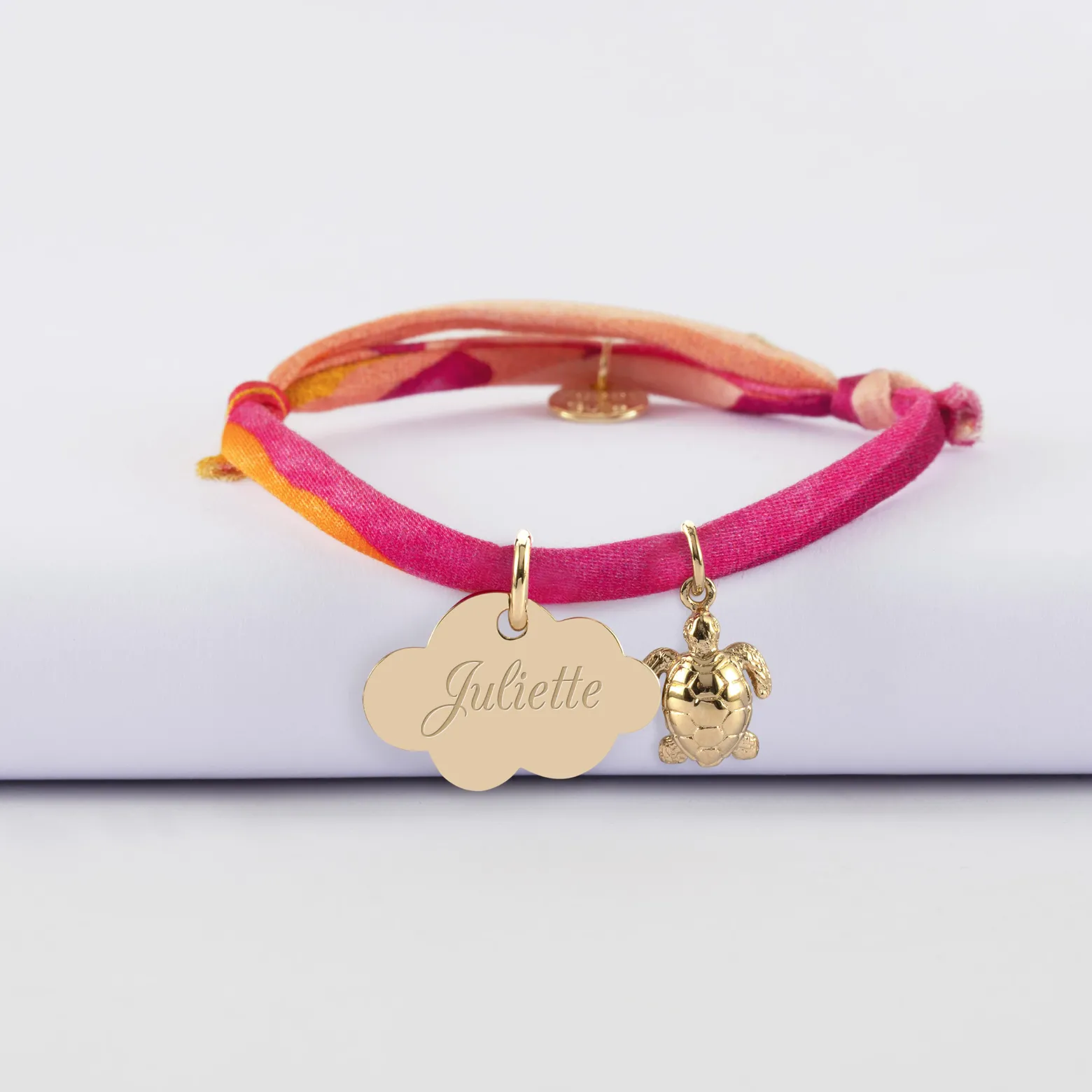 Bracelet enfant Liberty personnalisé prénom médaille gravée plaqué or nuage 20x14 mm et breloque tortue 10 mm