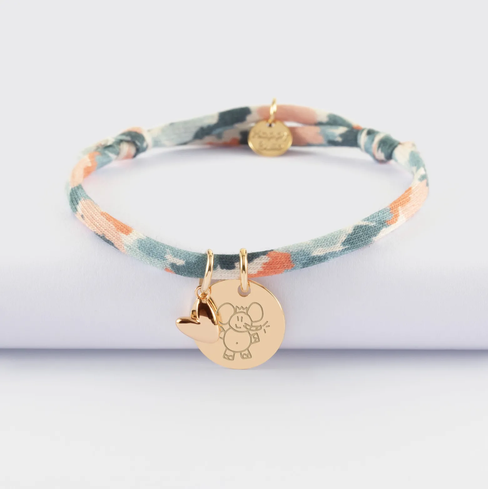 Bracelet enfant Liberty personnalisé médaille gravée plaqué or 15 mm et breloque petit coeur bombé 7 mm - HappyBulle x Atelier Wagram