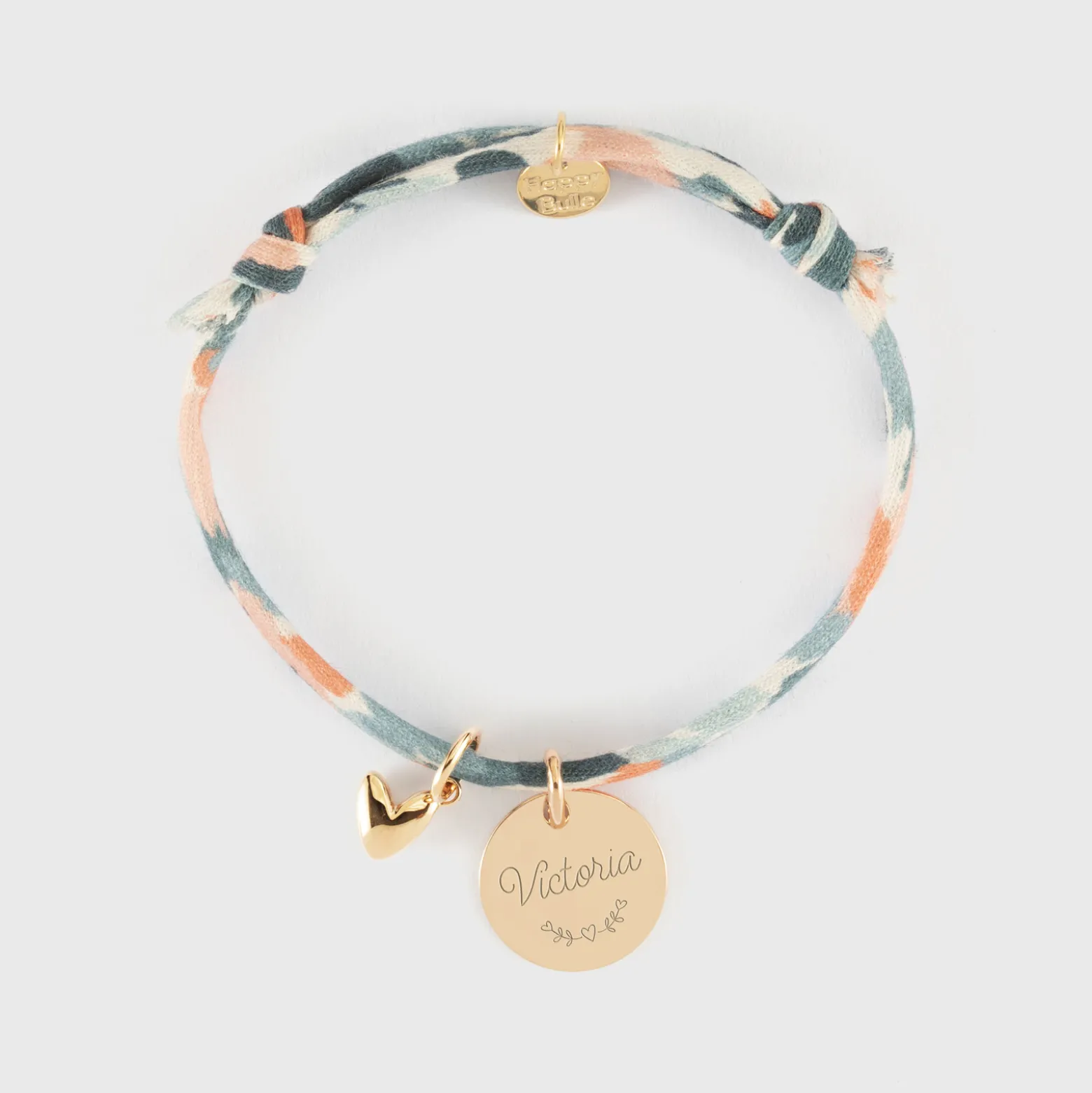 Bracelet enfant Liberty personnalisé médaille gravée plaqué or 15 mm et breloque petit coeur bombé 7 mm - HappyBulle x Atelier Wagram