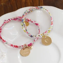 Bracelet enfant Liberty personnalisé médaille gravée plaqué or 15 mm et breloque petit coeur bombé 7 mm - HappyBulle x Atelier Wagram