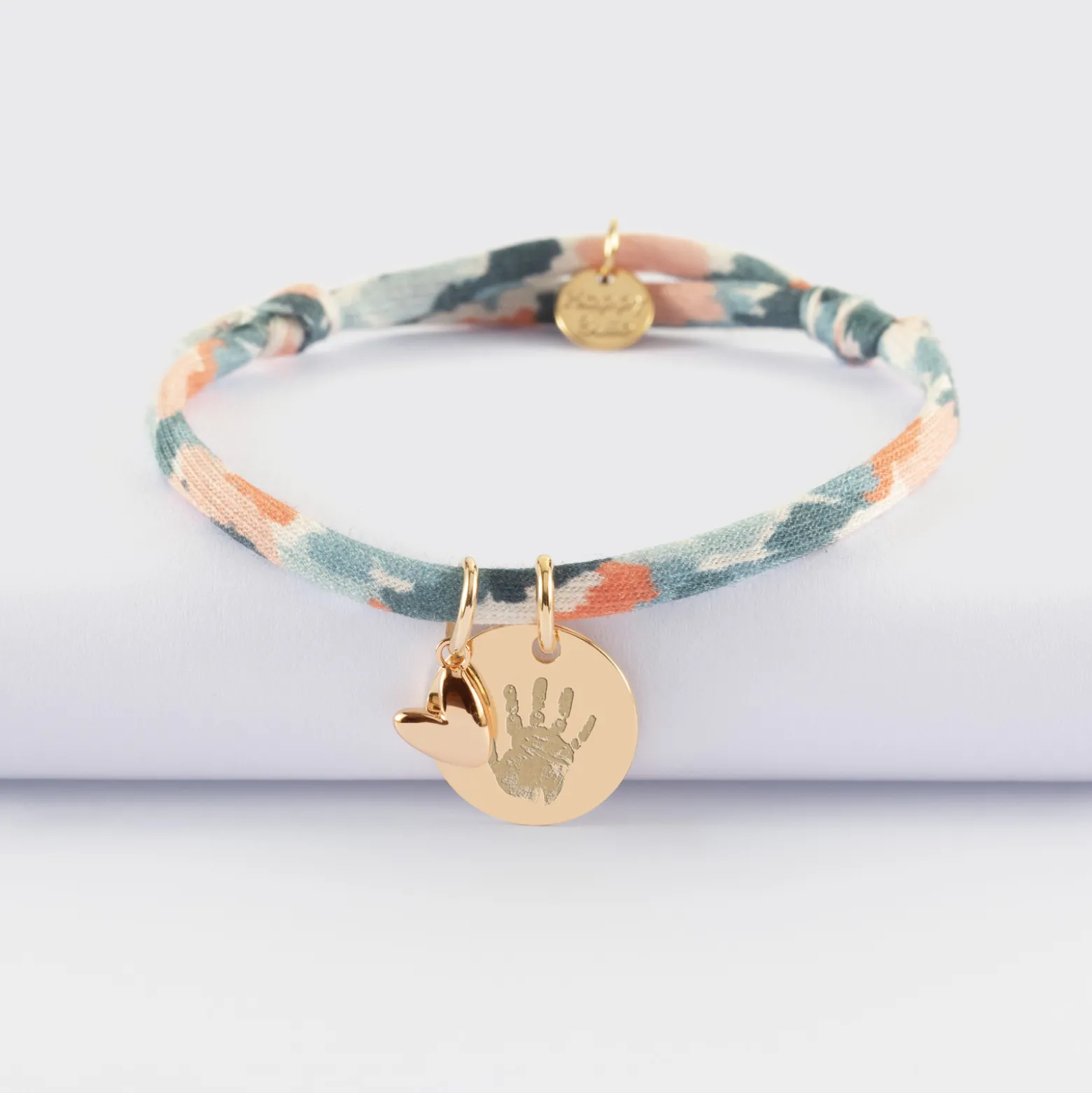 Bracelet enfant Liberty personnalisé médaille gravée plaqué or 15 mm et breloque petit coeur bombé 7 mm - HappyBulle x Atelier Wagram