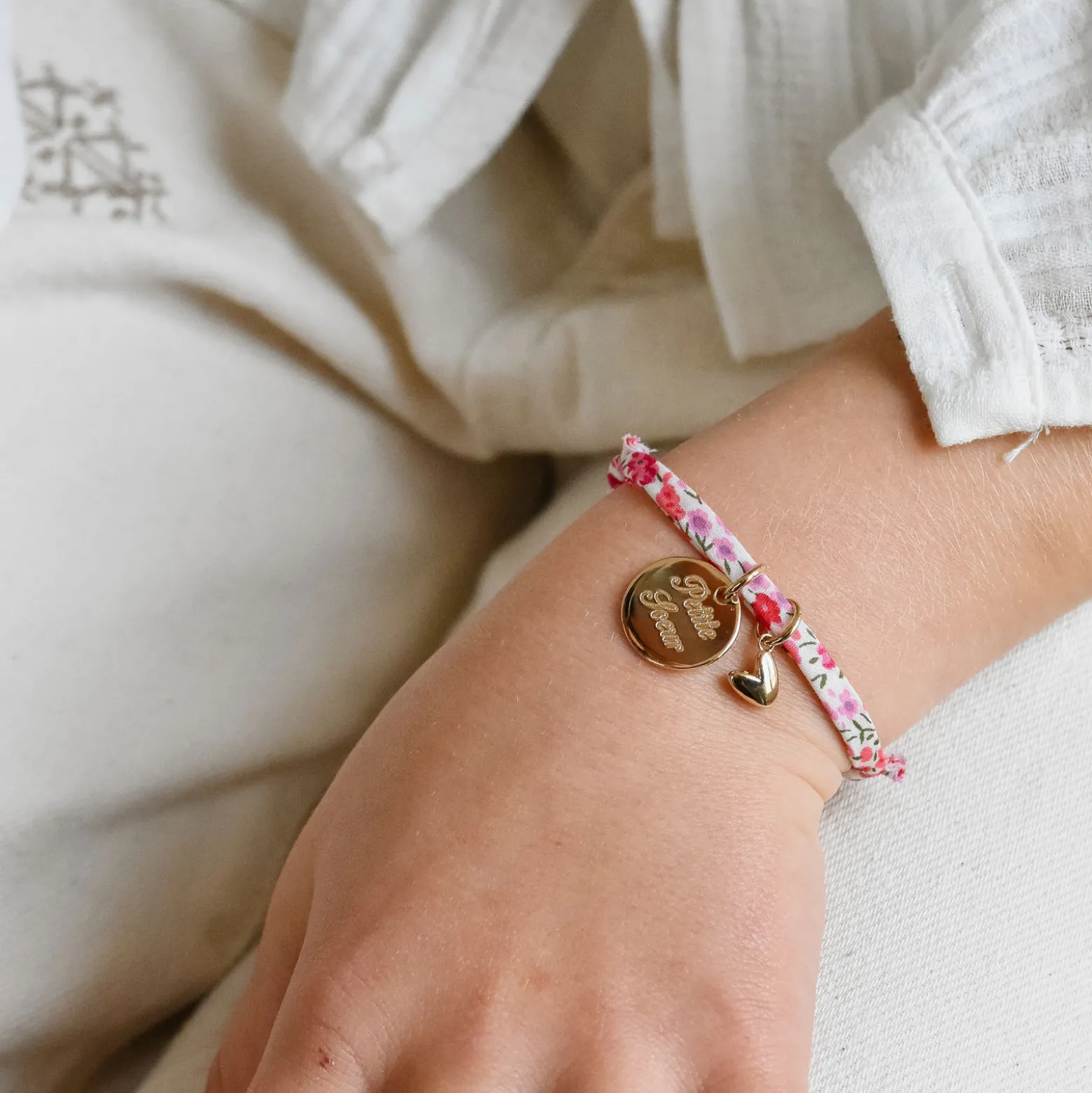 Bracelet enfant Liberty personnalisé médaille gravée plaqué or 15 mm et breloque petit coeur bombé 7 mm - HappyBulle x Atelier Wagram