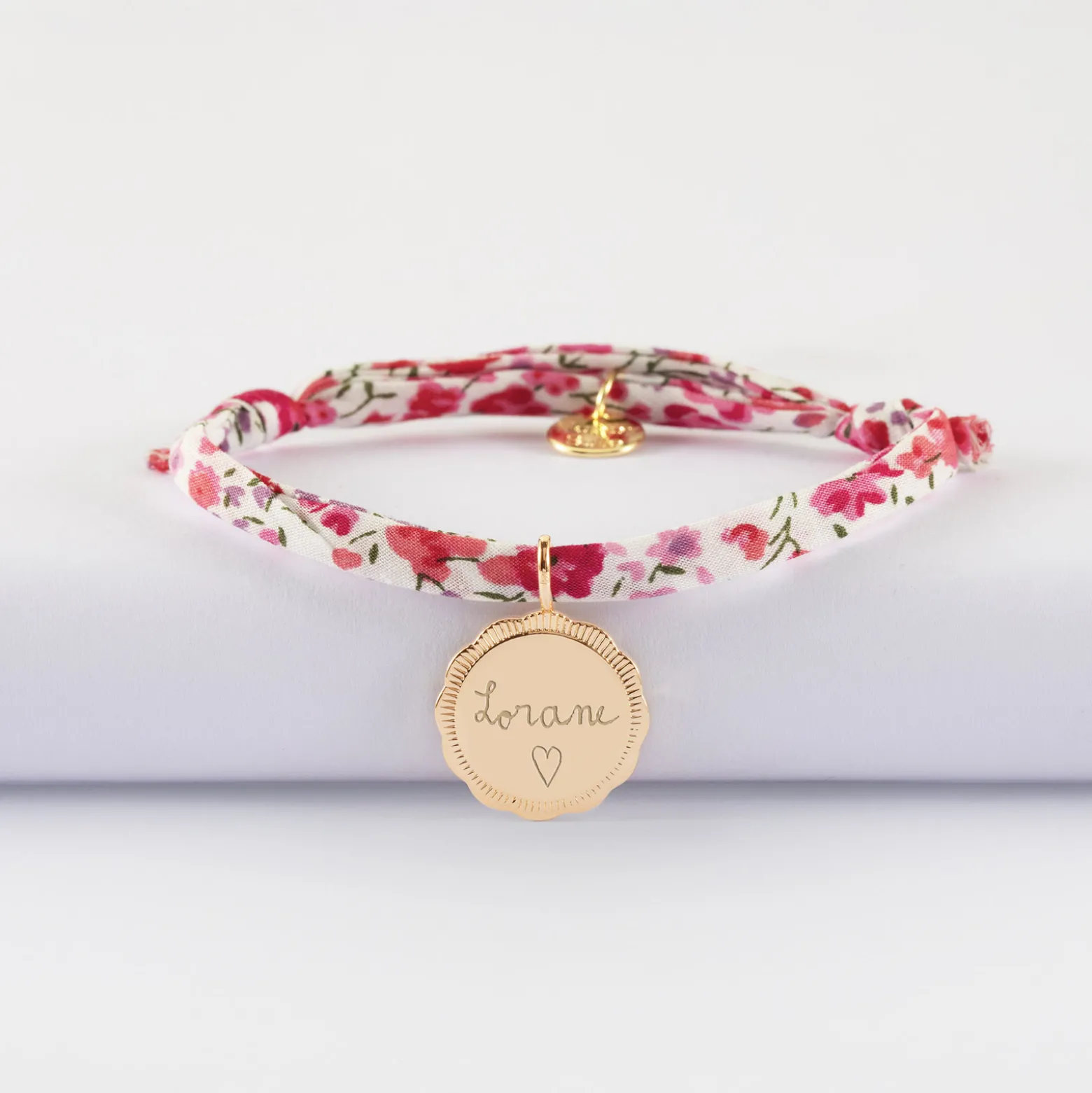 Bracelet enfant Liberty personnalisé médaille contour fleur gravée plaqué or 15 mm