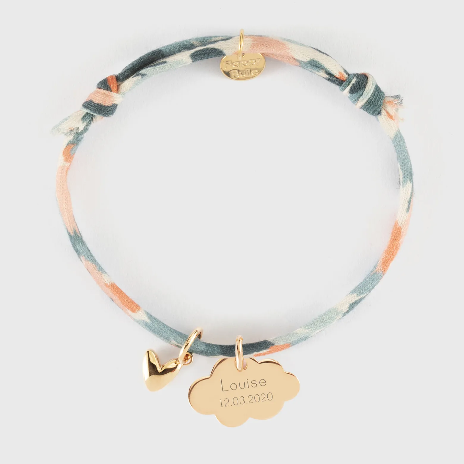 Bracelet enfant Liberty personnalisé médaille gravée plaqué or nuage 20x14 mm et breloque petit coeur bombé 7 mm - HappyBulle x Atelier Wagram