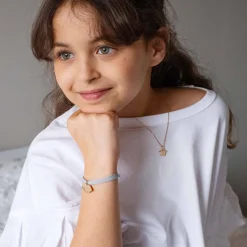 Bracelet enfant personnalisé cordon élastique médaille gravée plaqué or nuage 20x14 mm