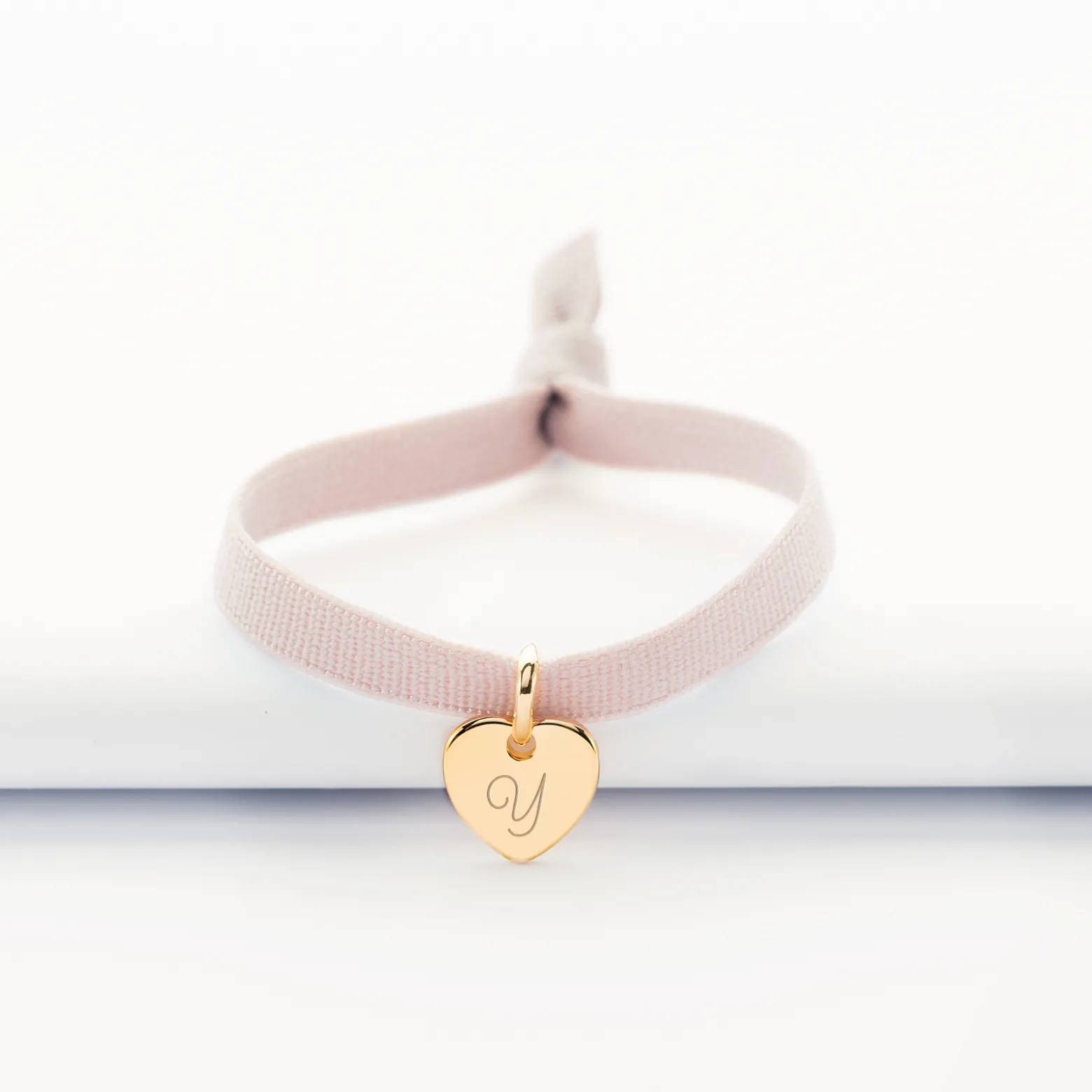 Bracelet enfant personnalisé cordon élastique médaille gravée plaqué or initiale coeur 10 mm