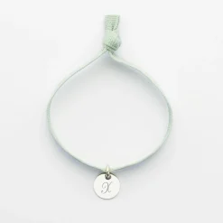 Bracelet enfant personnalisé cordon élastique médaille gravée argent initiale 10 mm