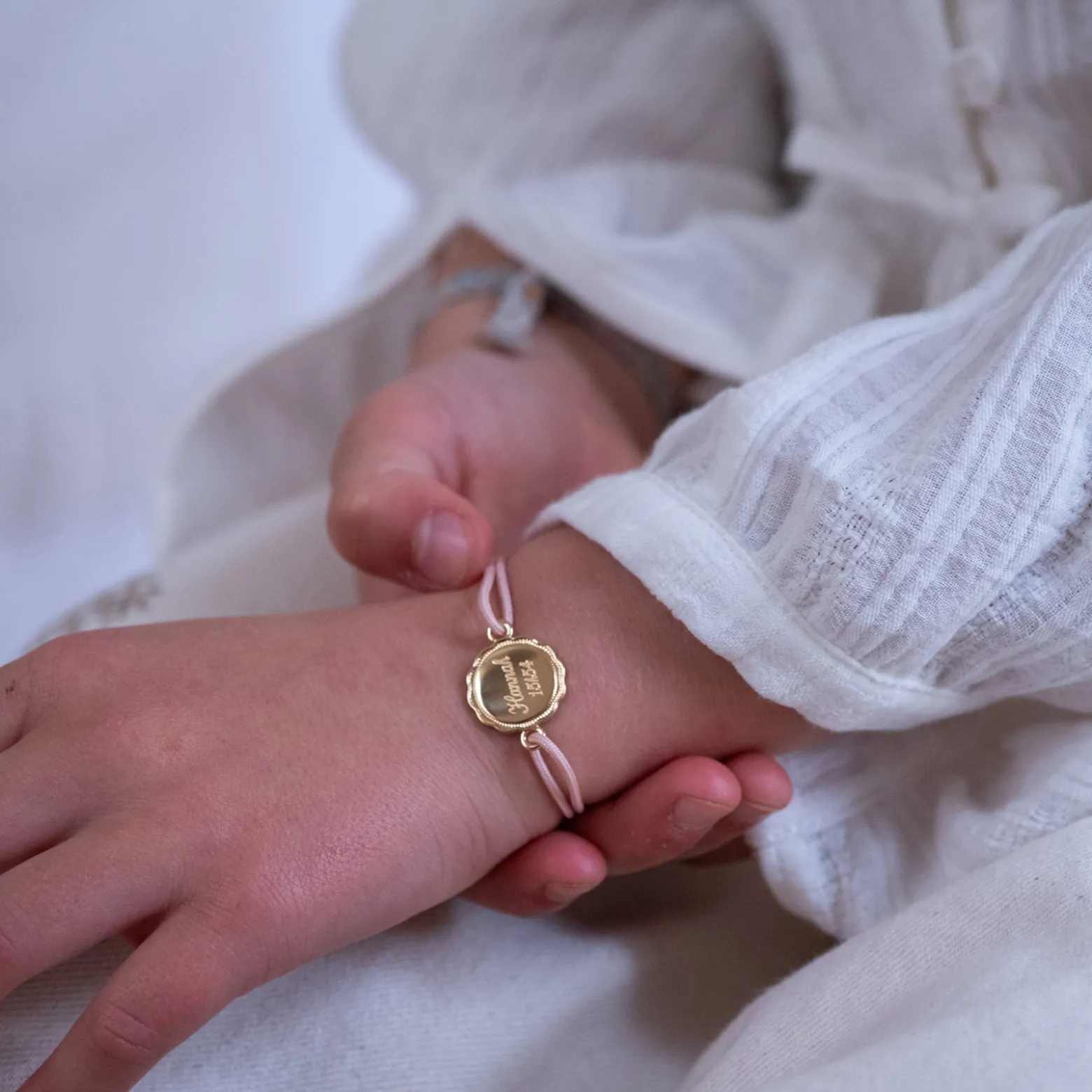 Bracelet enfant personnalisé médaille contour fleur gravée plaqué or 2 trous 15 mm