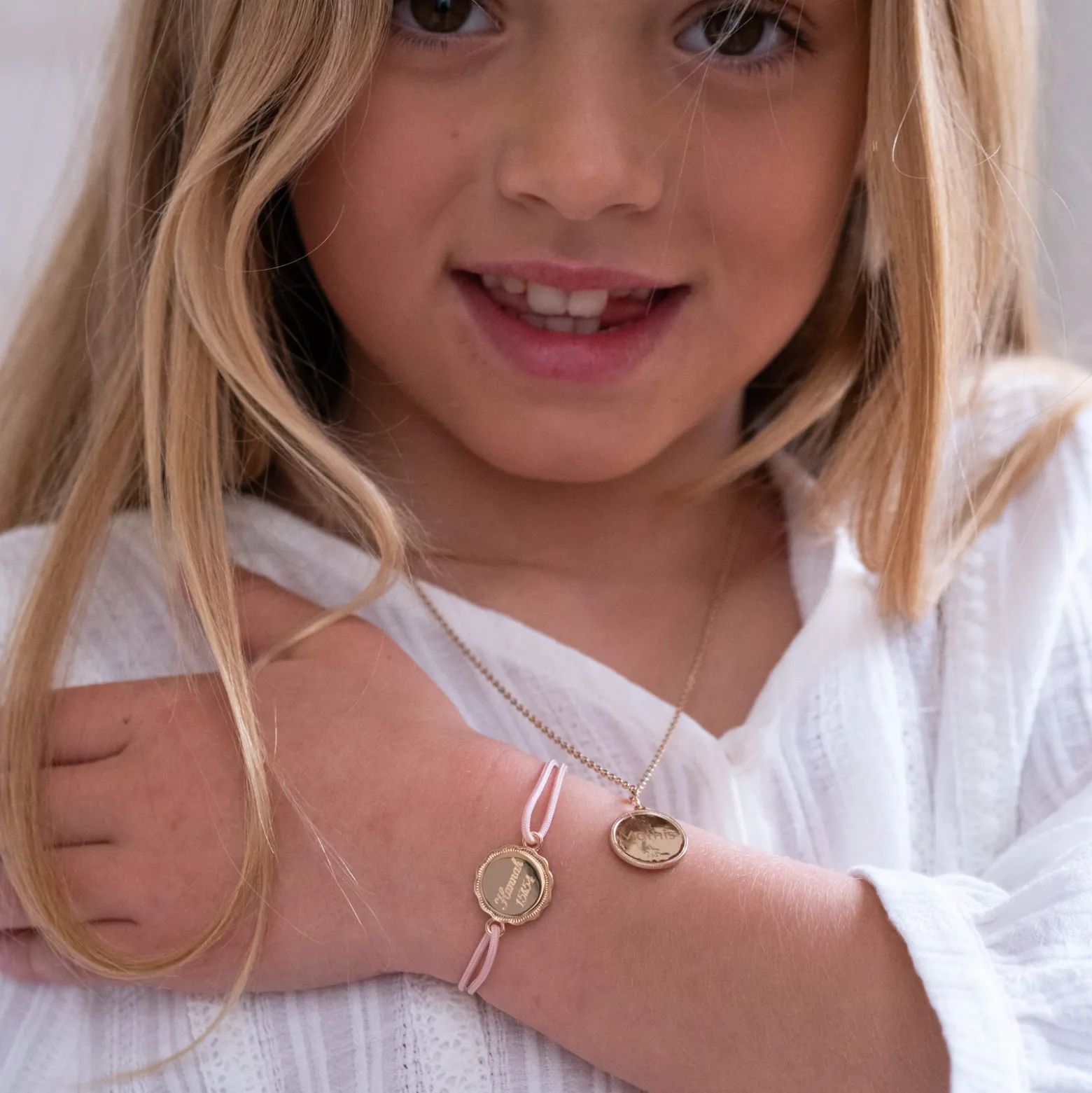 Bracelet enfant personnalisé médaille contour fleur gravée plaqué or 2 trous 15 mm