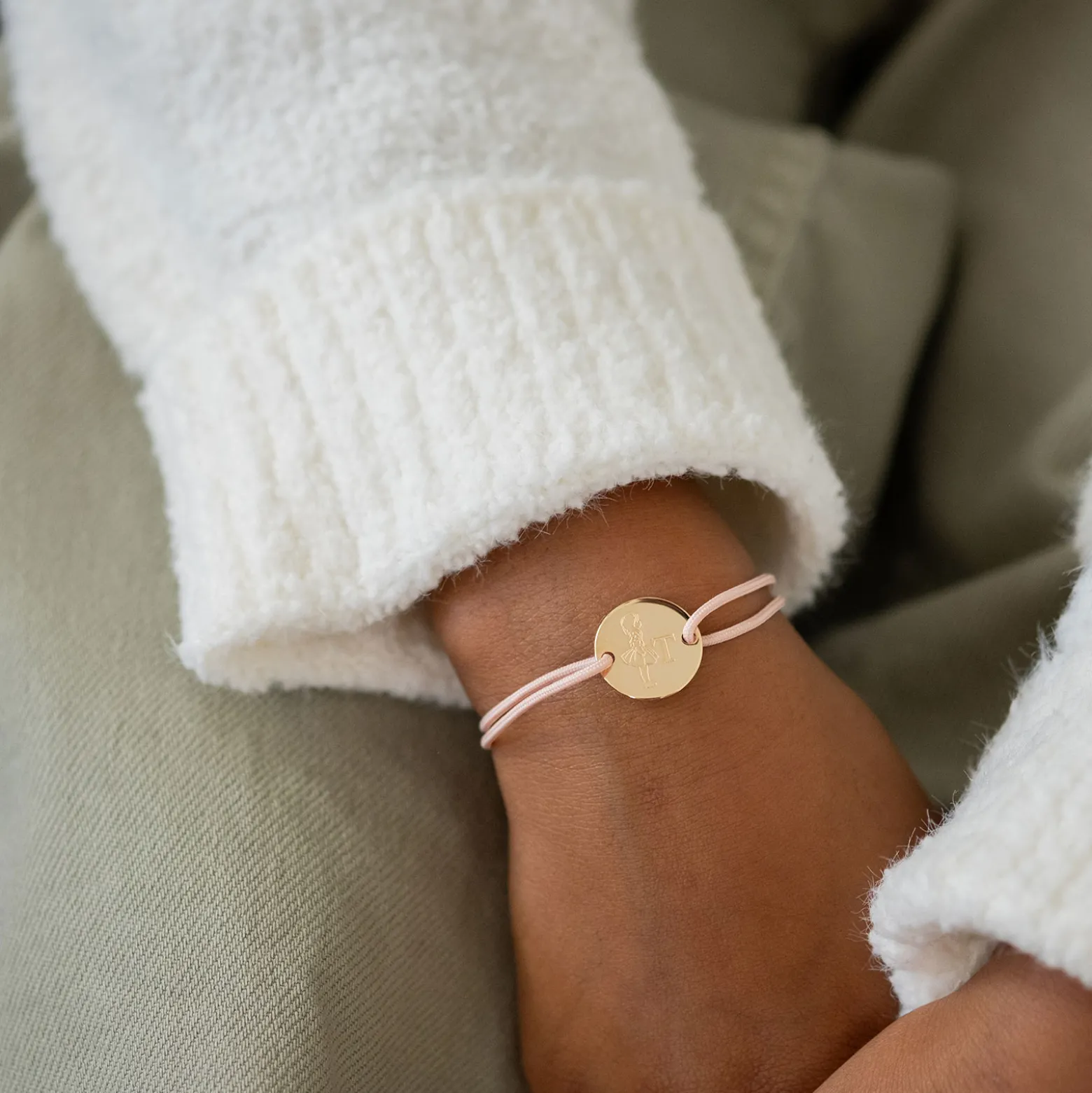 Bracelet enfant personnalisé initiale médaille gravée plaqué or 2 trous 15 mm - HappyBulle x Marie Savart