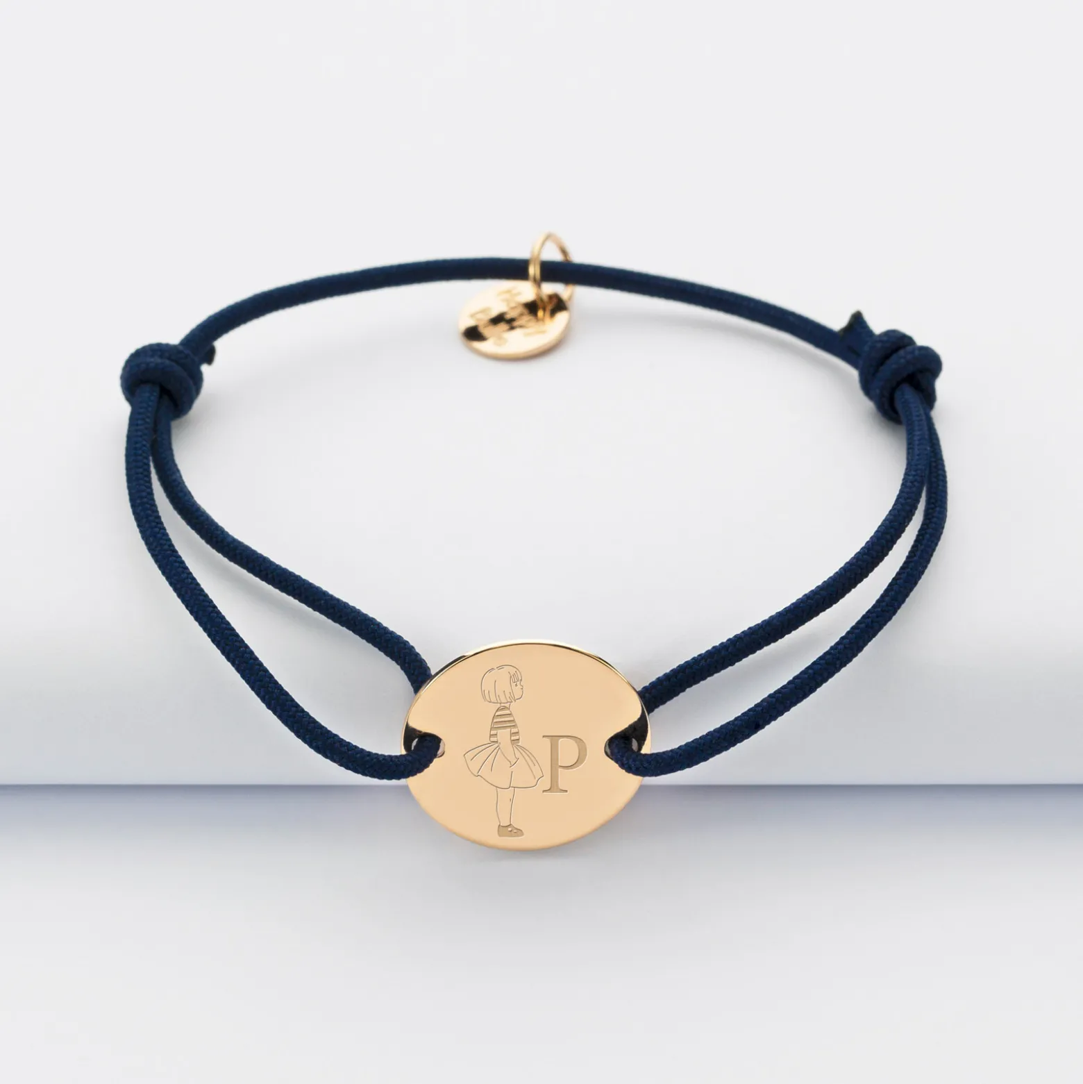 Bracelet enfant personnalisé initiale médaille gravée plaqué or 2 trous 15 mm - HappyBulle x Marie Savart
