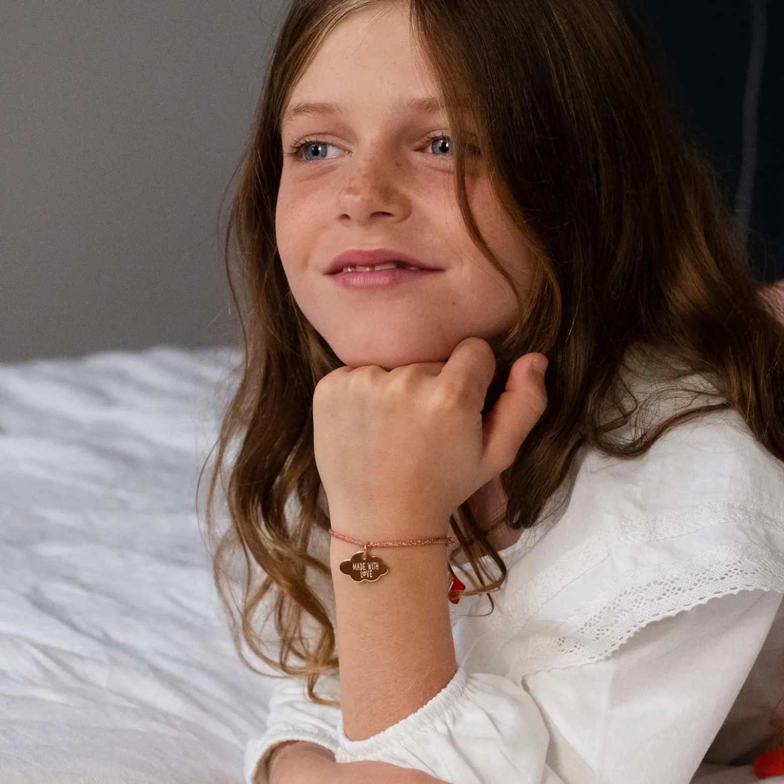 Bracelet enfant personnalisé cordon pailleté médaille gravée plaqué or nuage 20x14 mm