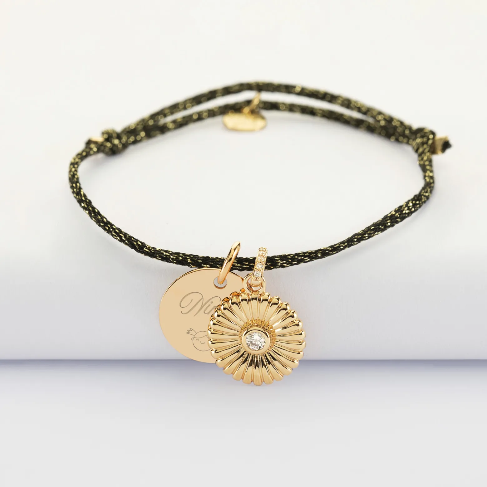 Bracelet enfant personnalisé cordon pailleté médaille gravée plaqué or 15 mm et breloque tournesol scintillant 14 mm