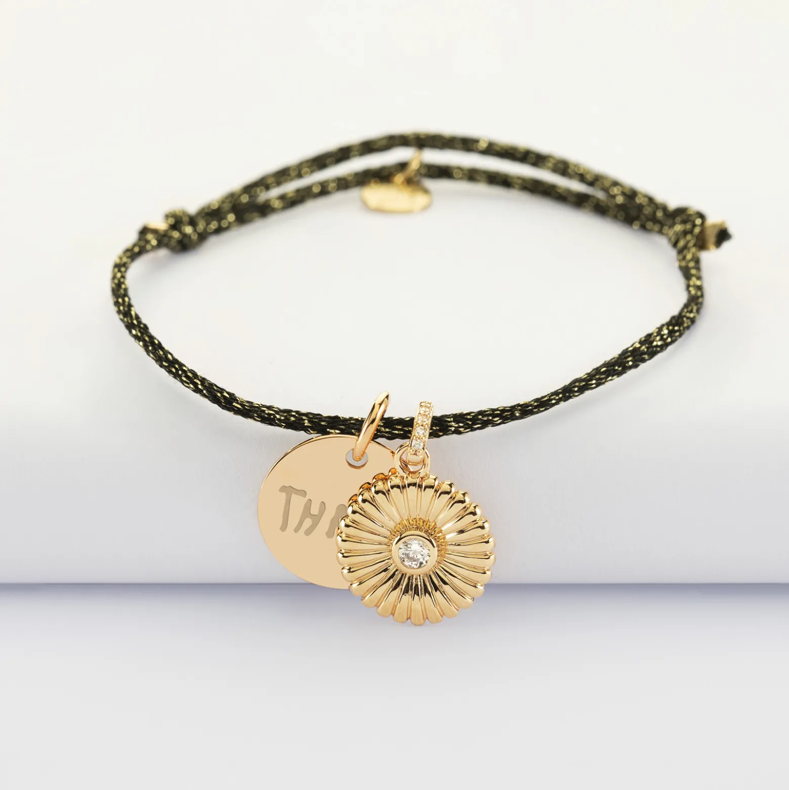 Bracelet enfant personnalisé cordon pailleté médaille gravée plaqué or 15 mm et breloque tournesol scintillant 14 mm