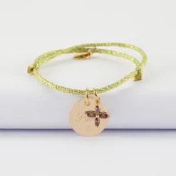 Bracelet enfant personnalisé cordon pailleté médaille gravée plaqué or 15 mm et breloque fleur pétales zircons 10 mm