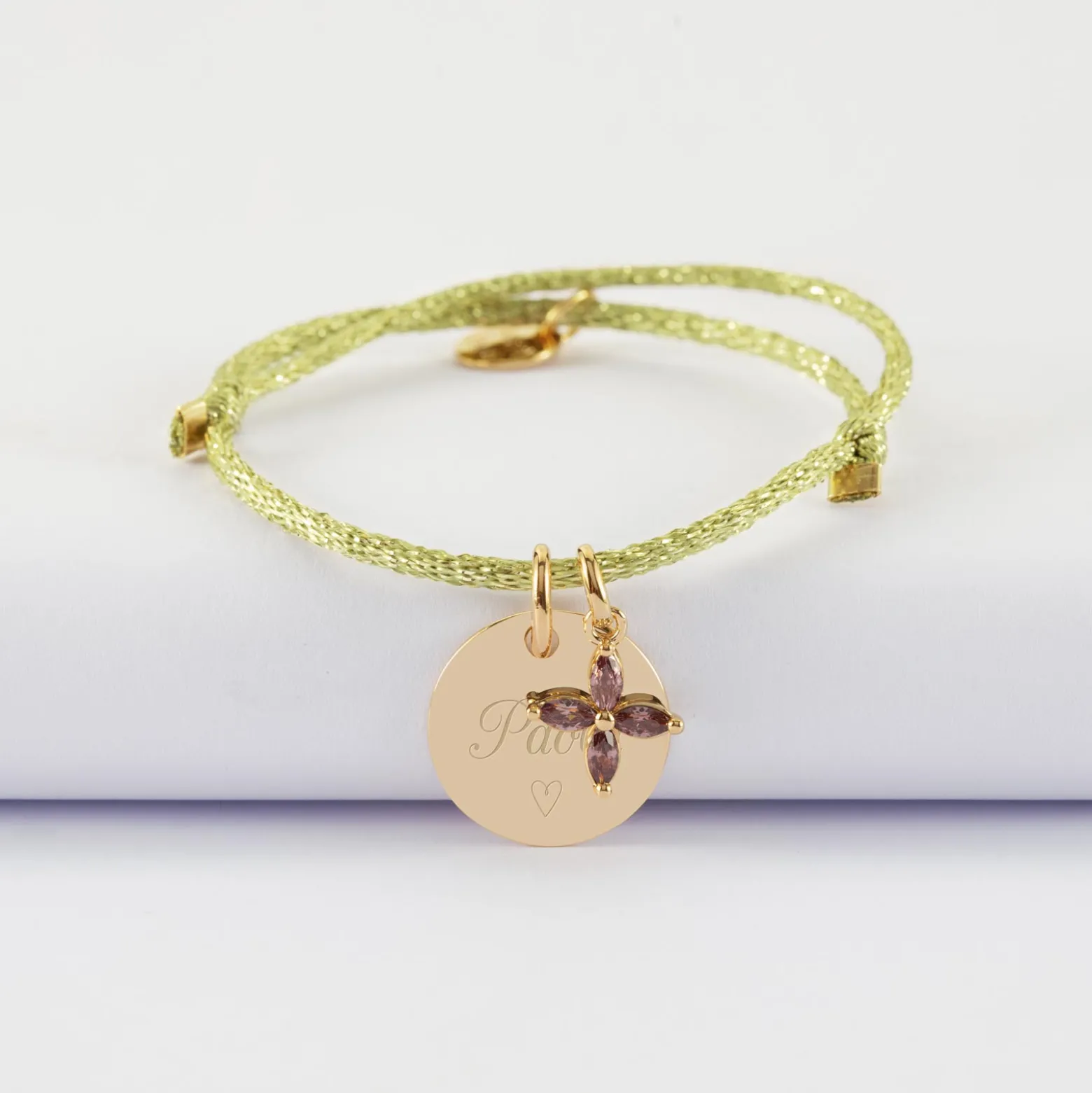 Bracelet enfant personnalisé cordon pailleté médaille gravée plaqué or 15 mm et breloque fleur pétales zircons 10 mm