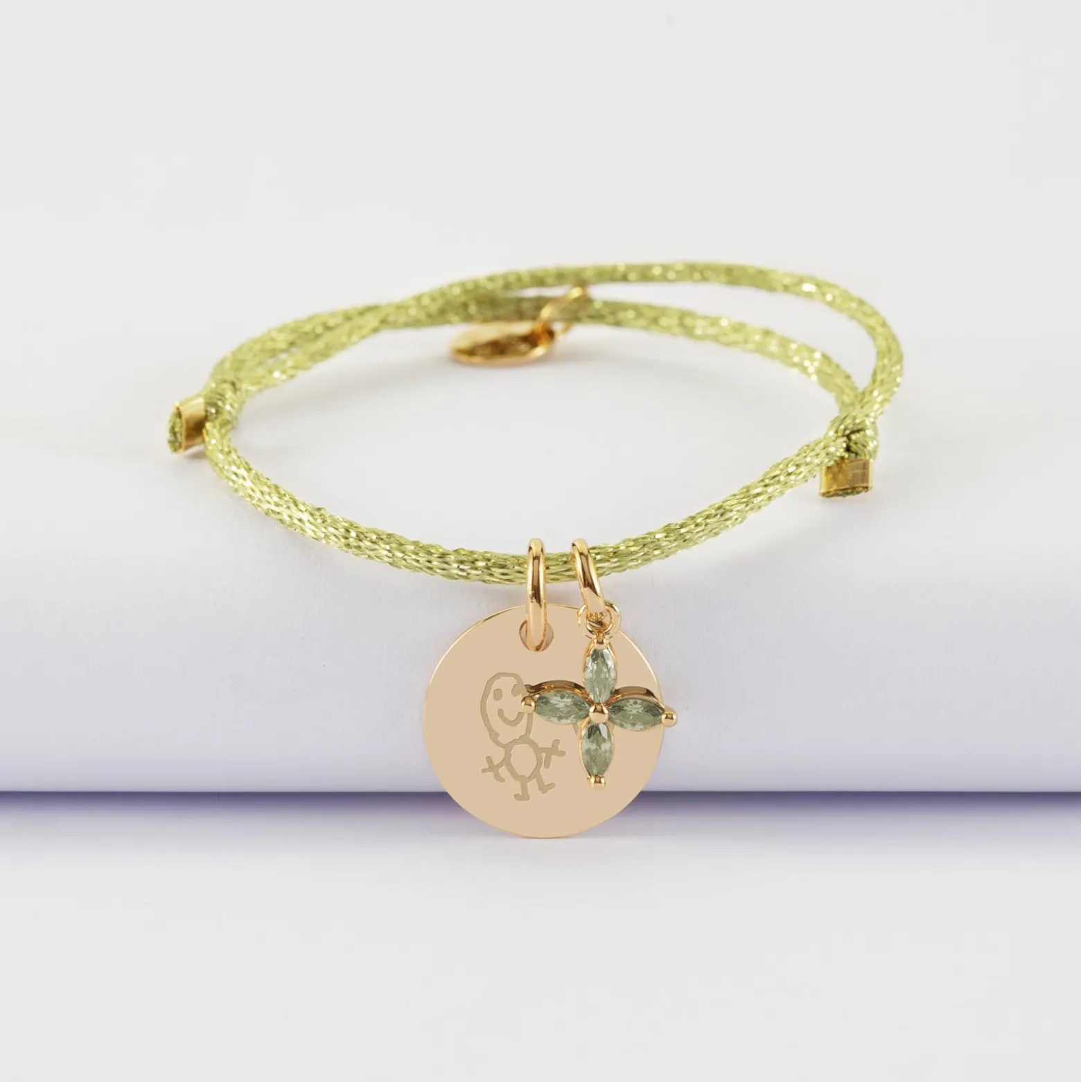 Bracelet enfant personnalisé cordon pailleté médaille gravée plaqué or 15 mm et breloque fleur pétales zircons 10 mm