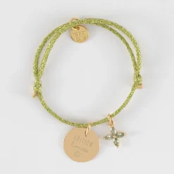 Bracelet enfant personnalisé cordon pailleté médaille gravée plaqué or 15 mm et breloque fleur pétales zircons 10 mm