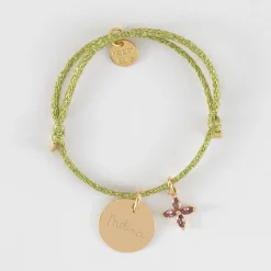 Bracelet enfant personnalisé cordon pailleté médaille gravée plaqué or 15 mm et breloque fleur pétales zircons 10 mm
